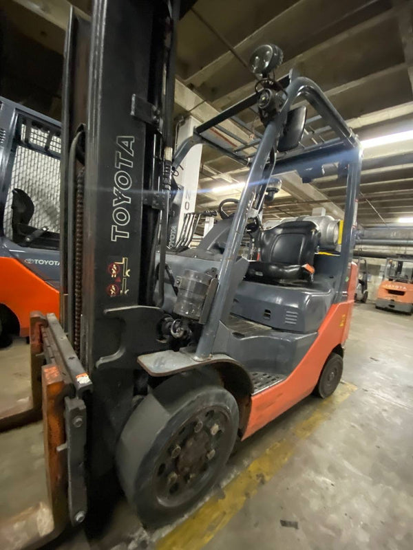 2020 TOYOTA M8 Forklift for sale 5500 lb , 3 stage, side shift, automatic fork adjuster