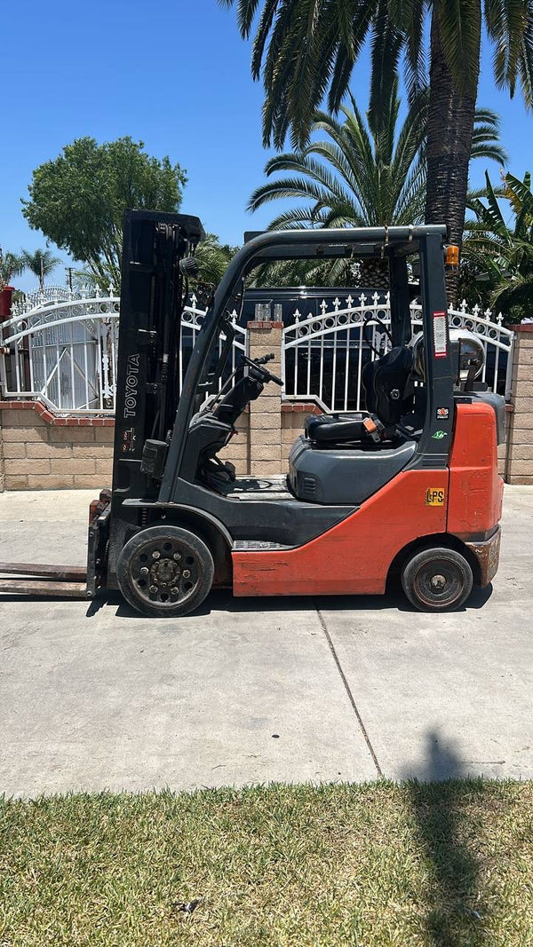 NEWEST Toyota 8 forklift
5500 lb; 3 stage, side shift