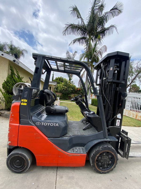Toyota forkloft 8 , 5000 lb, 4 stage, side shift. Outdoor tires