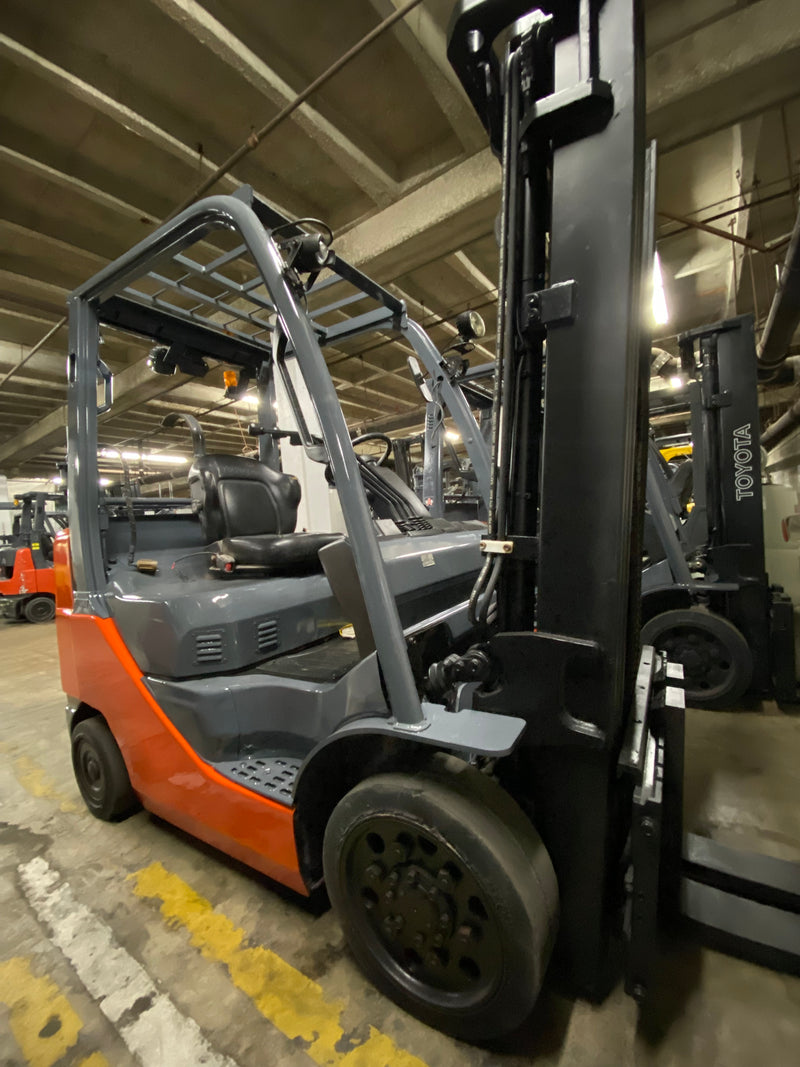 2020 TOYOTA M8 Forklift for sale 5500 lb  , 3 stage, side shift, automatic fork adjuster