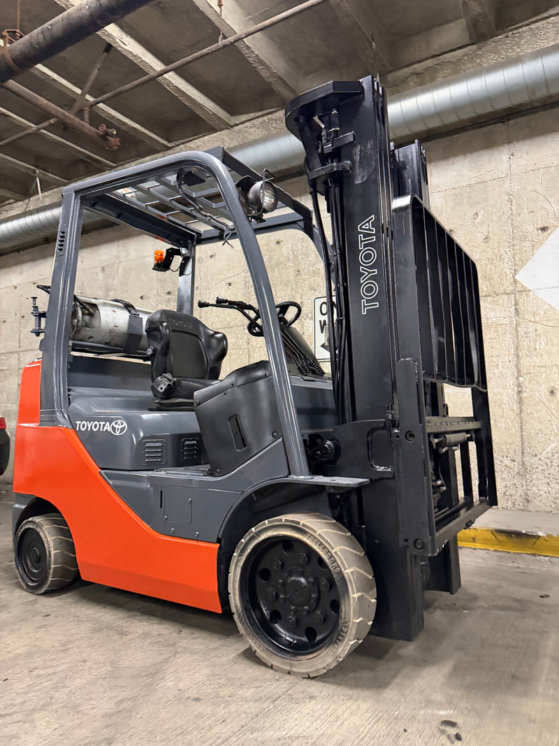 TOYOTA M8 8FGCU25 forklift latest model,5500 lb, 3 stage, side shift