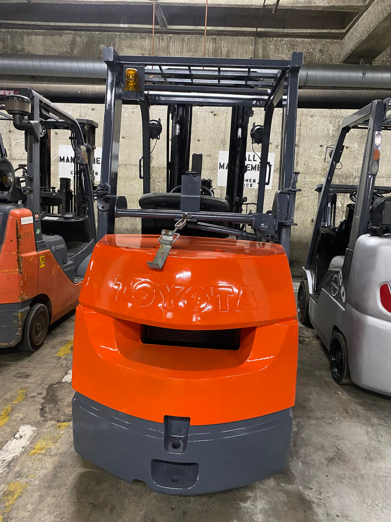 HEAVY DUTY Toyota forklift for sale 
7000 lb,3 stage, side shift